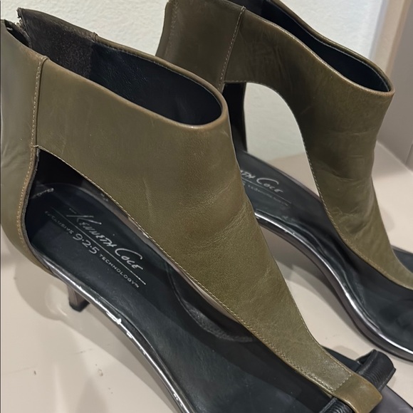 Kenneth Cole Green and Black Heels with Kitten Heel - Picture 2 of 9